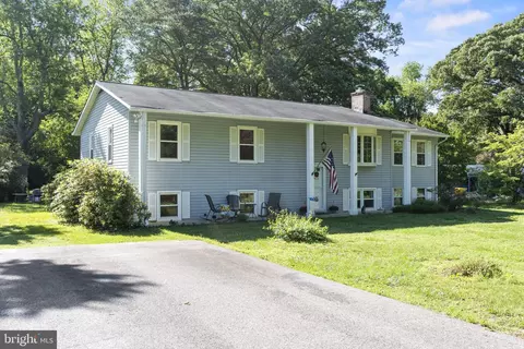 8389 Bodkin Ave, Pasadena, MD 21122 photo 2