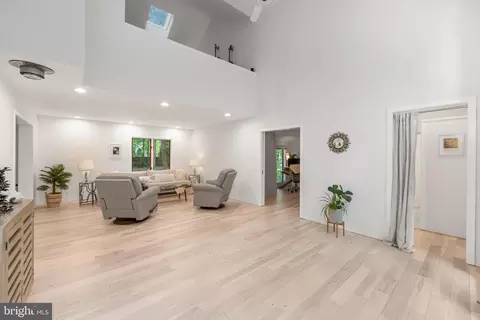 Entry Way - 2976 Valley View Rd, Annapolis, MD 21401 photo 5 of 8