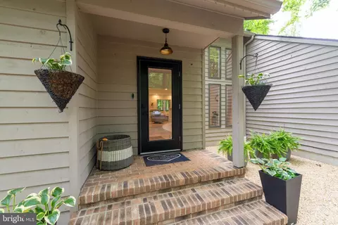 Entry Way - 2976 Valley View Rd, Annapolis, MD 21401 photo 2 of 8