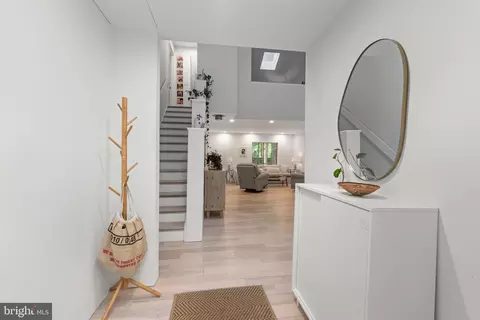 Entry Way - 2976 Valley View Rd, Annapolis, MD 21401 photo 4 of 8