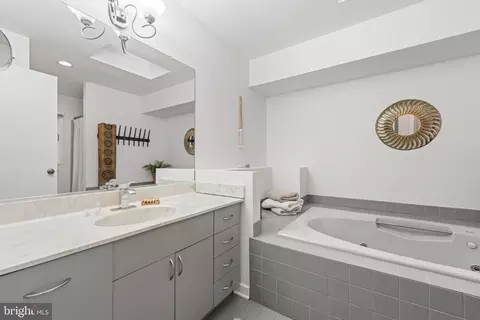 Bath - 2976 Valley View Rd, Annapolis, MD 21401 photo 2 of 3