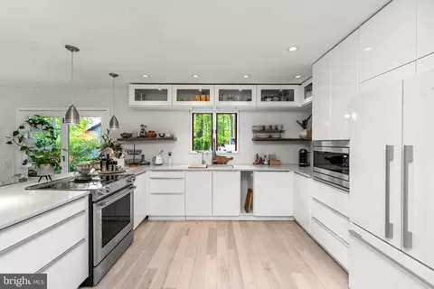Kitchen - 2976 Valley View Rd, Annapolis, MD 21401 photo 2 of 5