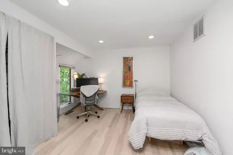 Bedroom - 2976 Valley View Rd, Annapolis, MD 21401 photo 3 of 6