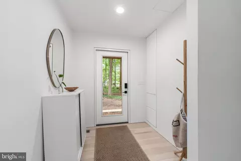 Entry Way - 2976 Valley View Rd, Annapolis, MD 21401 photo 3 of 8