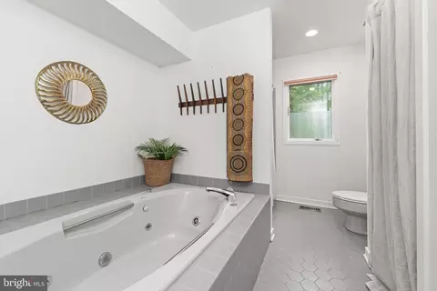 Bath - 2976 Valley View Rd, Annapolis, MD 21401 photo 3 of 3
