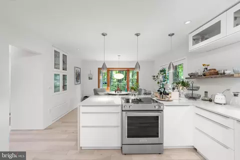 Kitchen - 2976 Valley View Rd, Annapolis, MD 21401 photo 3 of 5