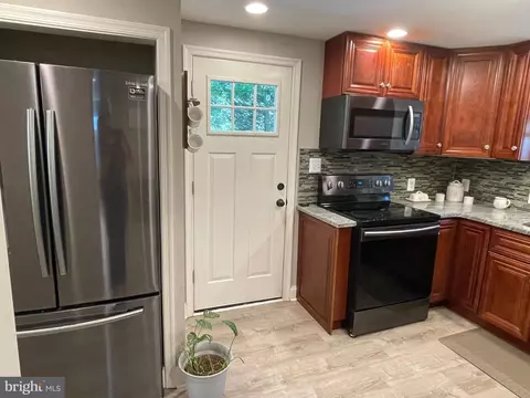 Entry Way - 8489 Bussenius Rd, Pasadena, MD 21122 photo 3 of 4