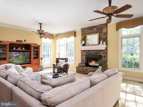 Living - 6 Watkins Row, Edgewater, MD 21037 photo 2 of 3
