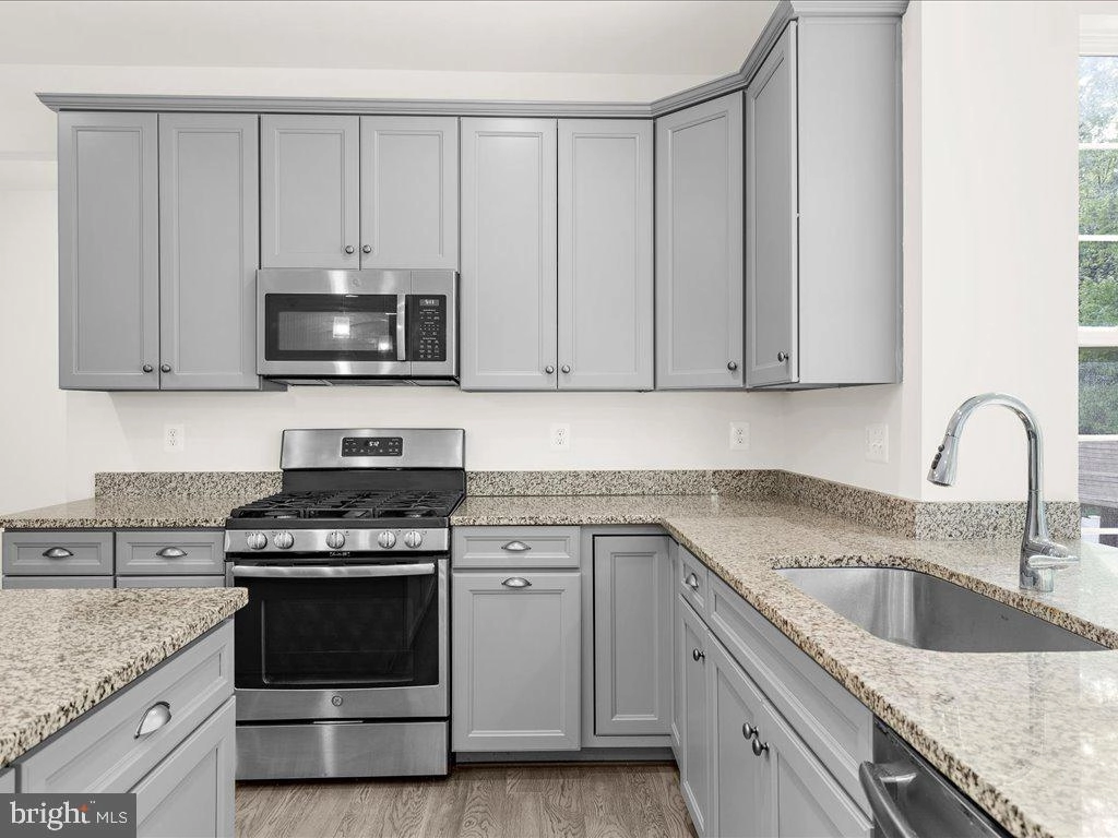 Kitchen - 7942 Meridian Dr, Pasadena, MD 21122 photo 6 of 8