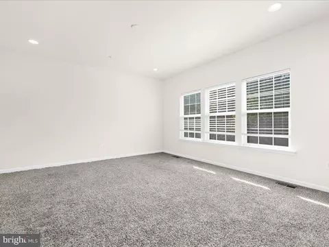 Living - 7942 Meridian Dr, Pasadena, MD 21122 photo 15 of 16