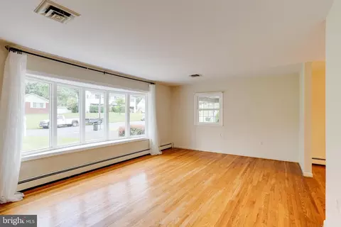 Living - 1190 Winer Rd, Odenton, MD 21113 photo 2 of 15