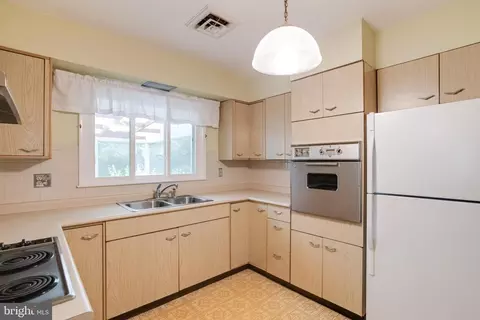 Kitchen - 1190 Winer Rd, Odenton, MD 21113 photo 3 of 4