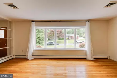 Living - 1190 Winer Rd, Odenton, MD 21113 photo 4 of 15