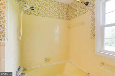 Bath - 1190 Winer Rd, Odenton, MD 21113 photo 4 of 7