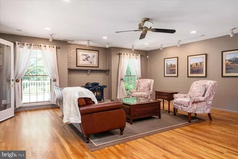 56 Seaborne Dr, Pasadena, MD 21122 photo 12