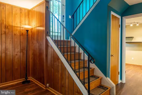 Entry Way - 1012 Harbor Dr, Annapolis, MD 21403 photo 2 of 3