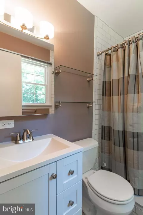 Bath - 1012 Harbor Dr, Annapolis, MD 21403 photo 1 of 4
