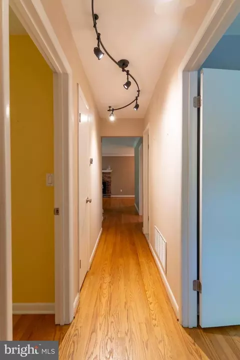 Entry Way - 1012 Harbor Dr, Annapolis, MD 21403 photo 3 of 3