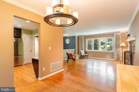 Living - 1012 Harbor Dr, Annapolis, MD 21403 photo 4 of 6