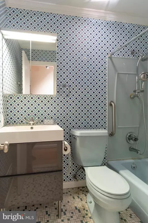 Bath - 1012 Harbor Dr, Annapolis, MD 21403 photo 3 of 4