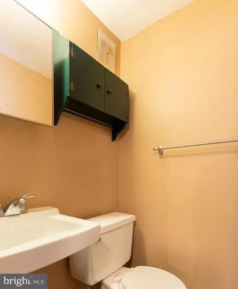 Bath - 1012 Harbor Dr, Annapolis, MD 21403 photo 4 of 4
