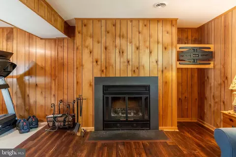 Living - 1012 Harbor Dr, Annapolis, MD 21403 photo 6 of 6