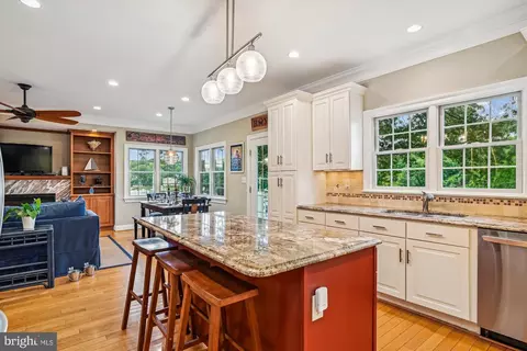 Kitchen - 8084 Belhaven Ave, Pasadena, MD 21122 photo 5 of 5