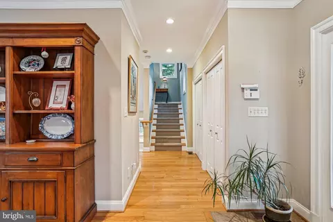 Entry Way - 8084 Belhaven Ave, Pasadena, MD 21122 photo 4 of 6