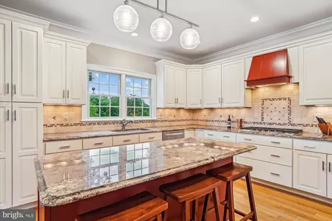 Kitchen - 8084 Belhaven Ave, Pasadena, MD 21122 photo 3 of 5