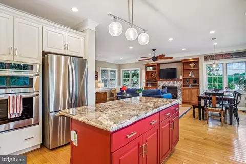 Kitchen - 8084 Belhaven Ave, Pasadena, MD 21122 photo 4 of 5