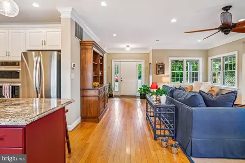 Entry Way - 8084 Belhaven Ave, Pasadena, MD 21122 photo 3 of 6