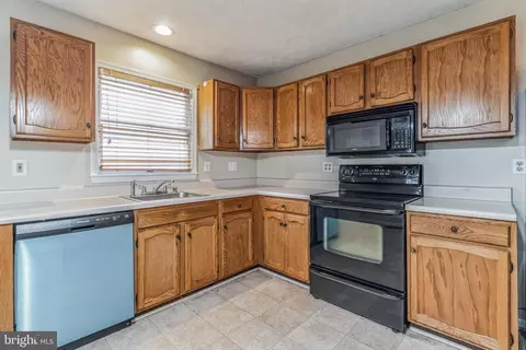 Kitchen - 8037 Escalon Ave, Pasadena, MD 21122 photo 1 of 2