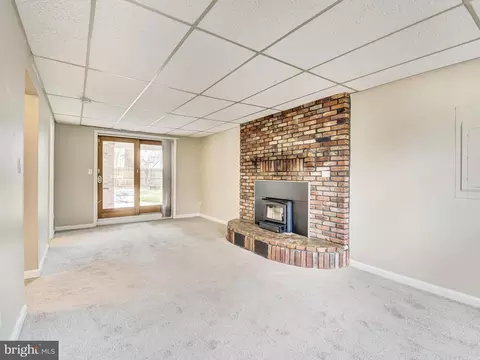 Living - 308 Beach Ave, Pasadena, MD 21122 photo 6 of 11