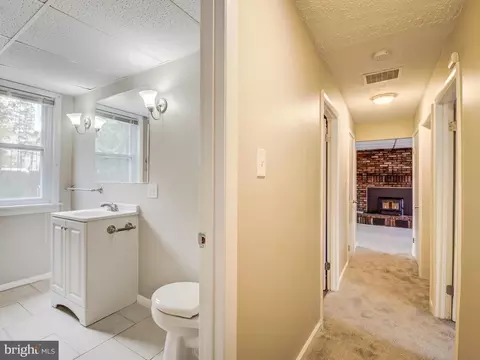 Entry Way - 308 Beach Ave, Pasadena, MD 21122 photo 7 of 9