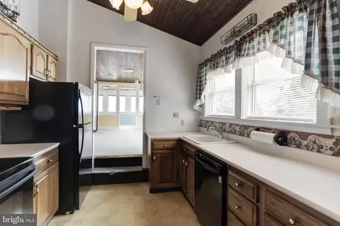 Kitchen - 2286 Lake Dr, Pasadena, MD 21122 photo 1 of 2