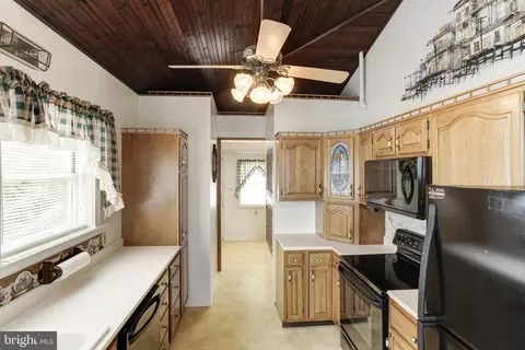 Entry Way - 2286 Lake Dr, Pasadena, MD 21122 photo 1 of 1