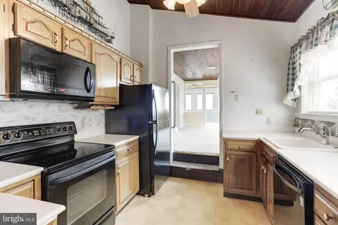 Kitchen - 2286 Lake Dr, Pasadena, MD 21122 photo 2 of 2