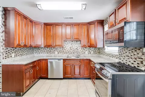 Kitchen - 7704 Princess Pl, Pasadena, MD 21122 photo 5 of 6