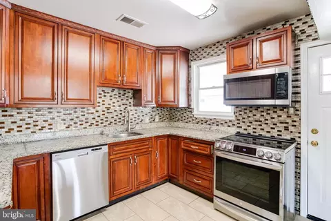 Kitchen - 7704 Princess Pl, Pasadena, MD 21122 photo 4 of 6