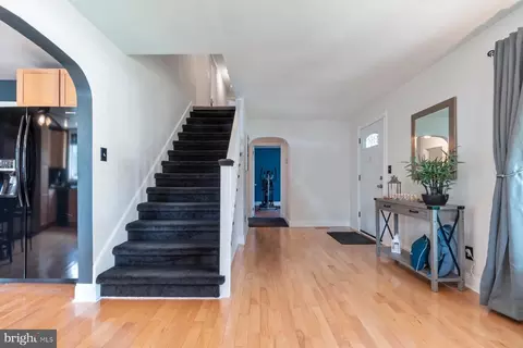 Entry Way - 5908 Lynbrook Rd, Brooklyn, MD 21225 photo 5 of 6