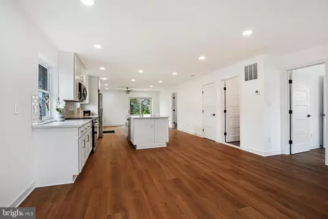 Entry Way - 173 Meadow Rd, Pasadena, MD 21122 photo 2 of 9