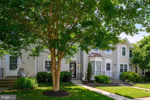 1607 Heather Pl, Crofton, MD 21114 photo 2