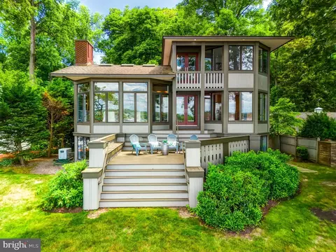 Exterior - 2930 Edgewater Dr, Edgewater, MD 21037 photo 4 of 26