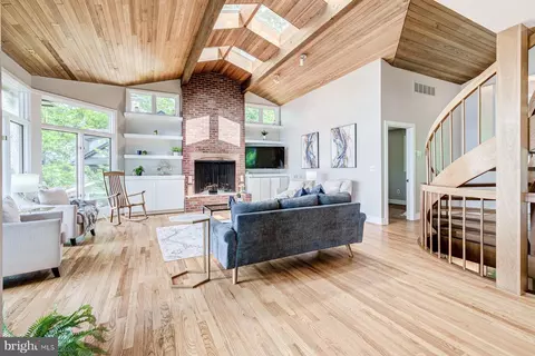 Living - 2930 Edgewater Dr, Edgewater, MD 21037 photo 3 of 8