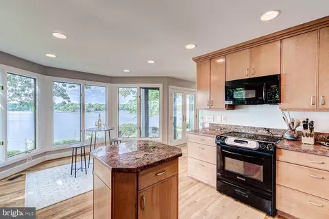 Kitchen - 2930 Edgewater Dr, Edgewater, MD 21037 photo 9 of 10