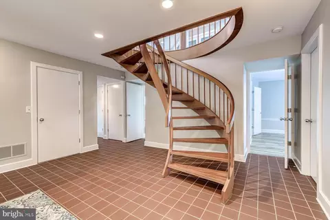 Entry Way - 2930 Edgewater Dr, Edgewater, MD 21037 photo 4 of 14