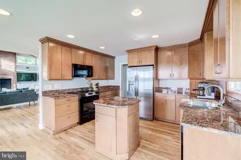 Kitchen - 2930 Edgewater Dr, Edgewater, MD 21037 photo 6 of 10