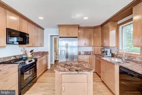 Kitchen - 2930 Edgewater Dr, Edgewater, MD 21037 photo 7 of 10