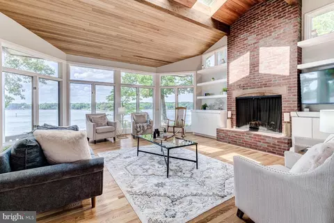 Living - 2930 Edgewater Dr, Edgewater, MD 21037 photo 2 of 8