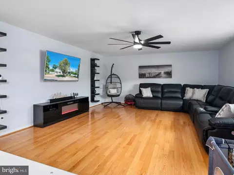 Living - 416 Music Ln, Linthicum, MD 21090 photo 3 of 5